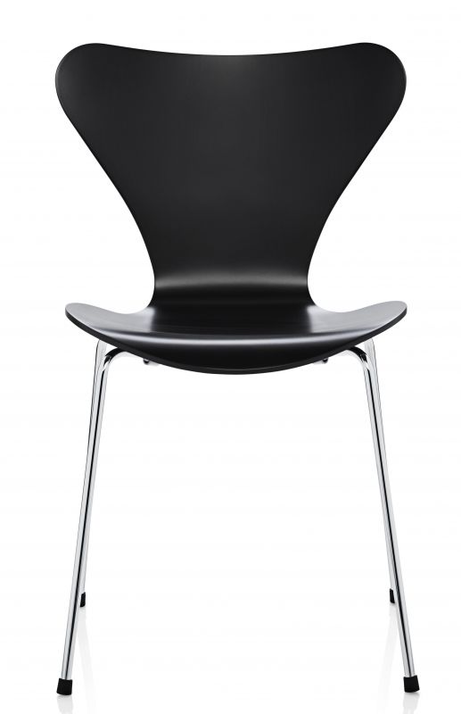 Schwarzer Siebener Stuhl (Serie 7) von Fritz Hansen mit Chromgestell, moderne Sitzgelegenheit.